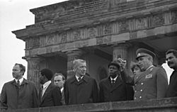 Archivo:Bundesarchiv Bild 183-Z1014-018, Berlin, Staatsoberhaupt Angolas an der Grenze