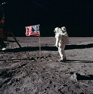 Archivo:Buzz salutes the U.S. Flag