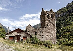 Archivo:Canfranc-que-ver-en-canfranc iglesia trinidad~2