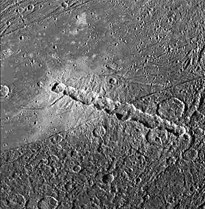 Archivo:Chain of impact craters on Ganymede