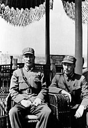 Archivo:Chiang Kai-shek and Chiang Wei-kuo