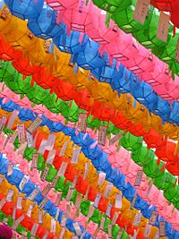 Archivo:Coloured lanterns at the Lotus Lantern Festival