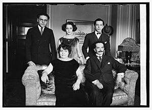 Archivo:Don Ricardo Jaimes Freyre & family, 9-25-23 LCCN2016847981