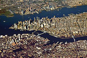 Archivo:Downtown Manhattan From Aeroplane