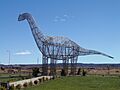 Escultura metálica de un dinosaurio en el acceso a la ciudad de Rincón de los Sauces, Neuquen, Argentina. - panoramio