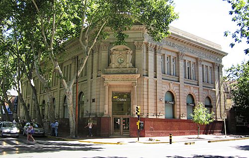 Archivo:Ex Banco Español del Río de la Plata, construido en 1910 y obra del ingeniero-arquitecto argentino Carlos Agote. Es de la ciudad una de las tantas obras arquitectónicas de estilo europeo.
