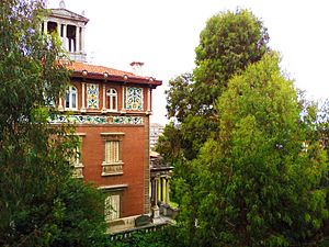 Archivo:Frisos cerámicos de Daniel Zuloaga. Torres Jónicas. Cúpula rectangular. Detalle de Fachada Sur. Palacio TOKI EDER. Jardín de los Ocharan. Castro Urdiales. Cantabria. España