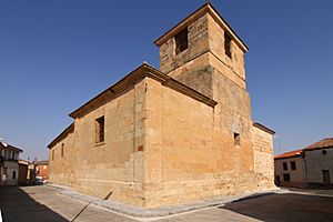 Archivo:Gomecello, Torre Iglesia Santiago Apóstol
