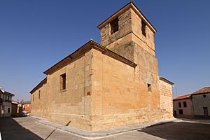 Archivo:Gomecello, Torre Iglesia Santiago Apóstol