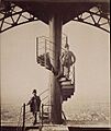 Gustave Eiffel posant au sommet de la tour