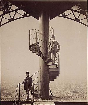 Archivo:Gustave Eiffel posant au sommet de la tour