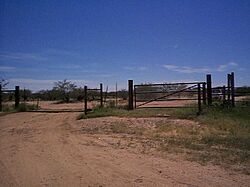 Hashan Chuchg AZ Gate to Mexico left open - panoramio.jpg