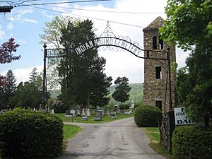 Archivo:Indian Mound Cemetery Romney WV 2010 04 25 04