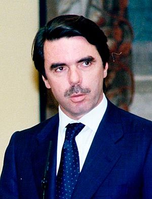Archivo:José María Aznar impone al diputado Enrique Múgica la Gran Cruz de la Orden de Isabel la Católica. Pool Moncloa. 12 de mayo de 1999 (cropped)