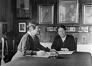 Archivo:Julie Arentholt and Gyrithe Lemche in 1922