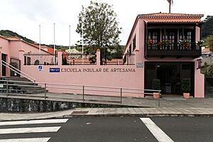 Archivo:La Palma - Villa de Mazo - Carretera Enlace Doctor Amilcar Morera Bravo - Escuela Insular de Artesanía 03 ies