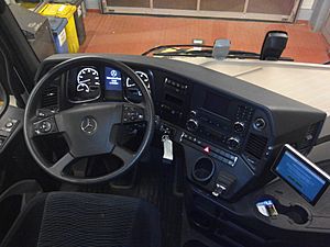 Archivo:Mercedes-Benz Actros MP4 Cockpit