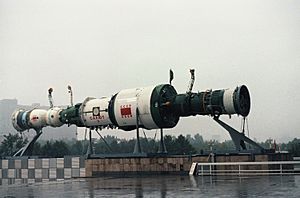 Archivo:Model of Salyut-7 with two Soyuz spacecrafts
