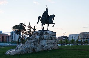 Archivo:Monumento a Skanderbeg, Tirana, Albania, 2014-04-17, DD 19