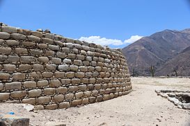 Muro curvo en Tumshucaico 2.jpg