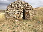 Archivo:Neolithic "lime kiln tomb"