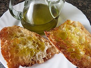 Archivo:Pan tostado mojado con aceite de oliva