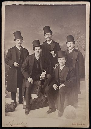 Archivo:Photograph--Cabinet-Card--Men--Beaver--Hats