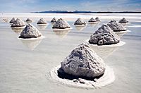 Archivo:Piles of Salt Salar de Uyuni Bolivia Luca Galuzzi 2006 a