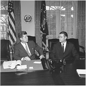 Archivo:President meets with Secretary of Defense. President Kennedy, Secretary McNamara. White House, Cabinet Room - NARA - 194244