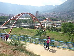 Archivo:Puente peatonal Bello - Antioquia