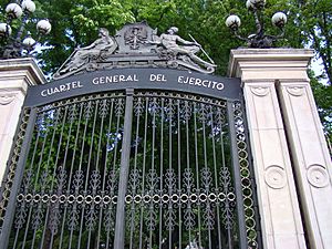 Archivo:Puerta del Palacio de Buenavista
