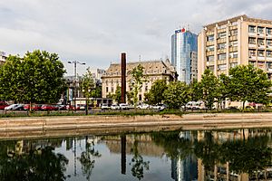 Archivo:Río Dambovita, Bucarest, Rumanía, 2016-05-29, DD 60