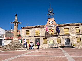 San Roman de los Montes-Ayuntamiento-y-Rollo-DavidDaguerro.jpg