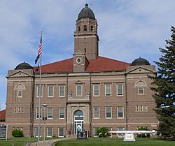 Saunders County Courthouse (Nebraska) from E 2.JPG