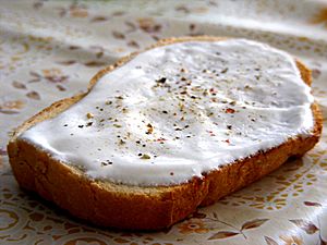 Archivo:Slice of toast with sour cream and pepper