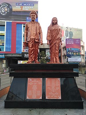 Archivo:Statues of Jyotirao Phule and Savitribai Phule, Aurangabad (1)