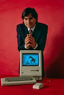 Archivo:Steve Jobs and Macintosh computer, January 1984, by Bernard Gotfryd - edited