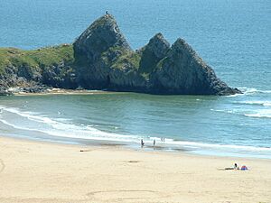 Archivo:Three Cliffs peaks, Gower - Flickr - AndyRobertsPhotos