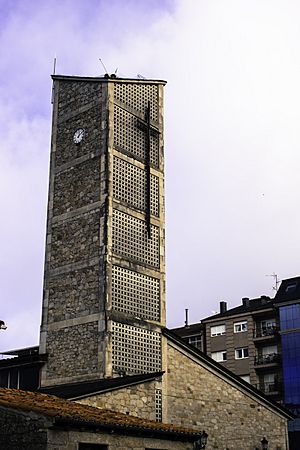 Archivo:Torre da igrexa nova de Santa Mariña de Chantada