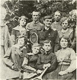 Archivo:Turkevycz family in Ukraine circa 1915