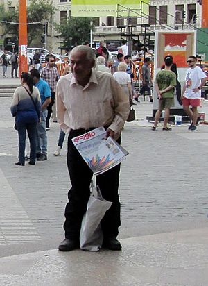 Archivo:Vendedor de 'El Siglo' -Plaza de la Cultura ante el CCEM