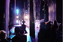 Archivo:View of a performance on stage from the wings