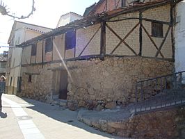 Vivienda construida parcialmente con adobe en Rebollar