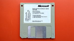 Archivo:Windows 95 - installation disk 3 1⁄2-inch, floppy disk