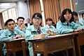 12.23 「國立臺中高級工業職業學校」學生認真聽總統的講解 (31699754891)
