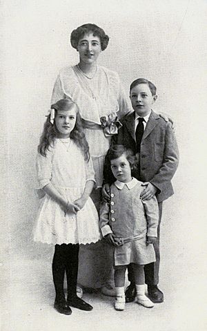 Archivo:1914 - Emily Shackleton und ihre drei Kinder neu