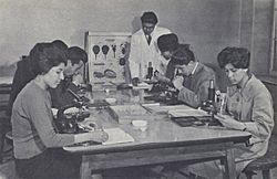 Archivo:1950s Afghanistan - Biology class, Kabul University