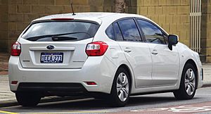 Archivo:2013 Subaru Impreza (GP7 MY13) 2.0i hatchback (2018-09-03)