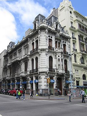 Archivo:2016 Palacio Uriarte de Heber (actual Museo del Gaucho y la Moneda). Av. 18 de Julio 998-1000, esq. Julio Herrera y Obes