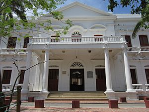 Archivo:2018 Santa Marta (Colombia) - Palacio de Justicia en el Parque de los Novios